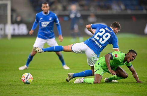 One-on-one foul Robert Skov TSG 1899 Hoffenheim