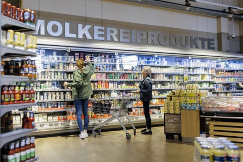 Student and pensioner buy dairy products in Radevormwald, 08.06.2022. Radevormwald, Germany, Europe
