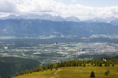 Paraglider on the Gerlitzen Alpe, behind Treffen am Lake Ossiach and the Loetschernberg, Carinthia, Austria, Europe
