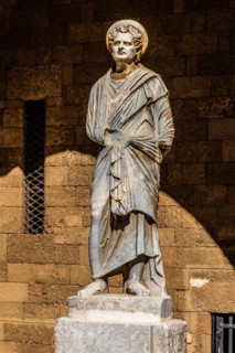 Inner courtyard surrounded by arcades with statues from Hellenistic and Roman times, Grand Masters Palace built in the 14th century by the Johnnite Order, fortress and palace for the Grand Master, UNE...