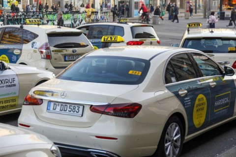 Taxi rank at the main station, Duesseldorf, North Rhine-Westphalia, Germany, Europe