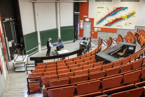 Experiment in a physics online lecture, Dortmund University of Technology, professor, lecture hall, basic studies, TU, studies, campus, Dortmund, North Rhine-Westphalia, Germany, Europe