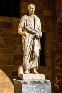 Inner courtyard surrounded by arcades with statues from Hellenistic and Roman times, Grand Masters Palace built in the 14th century by the Johnnite Order, fortress and palace for the Grand Master, UNE...