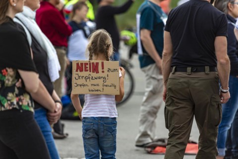 No to compulsory vaccination, young girl protests with sign against Corona vaccination, Stuttgart, Baden-Wuerttemberg, Germany, Europe