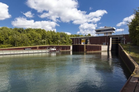 Freighter enters the lock chamber of the Herne-Ost lock on the Rhine-Herne Canal, double chamber lock, Herne, North Rhine-Westphalia, North Rhine-Westphalia, Germany, Europe