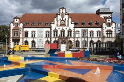 Muelheim an der Ruhr Art Museum in the Old Post Office, with the Hajek Fountain in the foreground, Muelheim an der Ruhr, North Rhine-Westphalia, North Rhine-Westphalia, Germany, Europe