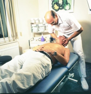 General practitioner in chirotherapy for joint blockages and back pain in 1965-71, DEU, Germany, Europe