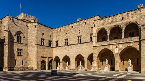 Inner courtyard surrounded by arcades with statues from Hellenistic and Roman times, Grand Masters Palace built in the 14th century by the Johnnite Order, fortress and palace for the Grand Master, UNE...