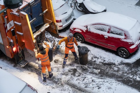 AWISTA refuse collection, residential area, snow, residual waste, refuse bins, refuse vehicle, Duesseldorf, North Rhine-Westphalia, Germany, Europe