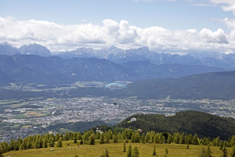 Paraglider on the Gerlitzen Alpe, behind Treffen am Lake Ossiach and the Loetschernberg, Carinthia, Austria, Europe