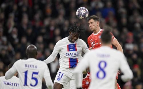 Penalty area scene, goal area scene header duel duel action Leon Goretzka FC Bayern Munich FCB