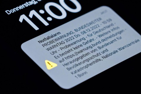 Symbol photo: A message for the Nationwide Warning Day 2022 appears on a smartphone. Emergency alert, trial warning, Nationwide Warning Day 2022 Thu. 08.12.2022, 10:59 hrs, trial warning. Berlin, 08.1...