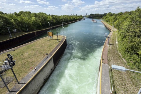 Herne-Ost lock on the Rhine-Herne Canal, freighter in front of entering the lock chamber, here the water draining off to the level of the lower water level, Herne, North Rhine-Westphalia, North Rhine-...