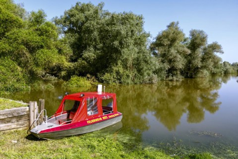 Flooding after heavy rain in North Rhine-Westphalia in the nature reserve at the Grietherorter and Bienener Altrhein, road flooded, boat of the fire brigade Rees, Rees, North Rhine-Westphalia, Germany...