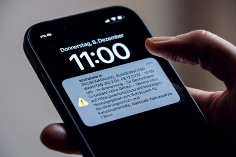 Symbol photo: A message for the Nationwide Warning Day 2022 appears on a smartphone. Emergency alert, trial warning, Nationwide Warning Day 2022 Thu. 08.12.2022, 10:59 hrs, trial warning. Berlin, 08.1...