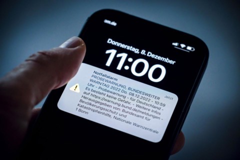 Symbol photo: A message for the Nationwide Warning Day 2022 appears on a smartphone. Emergency alert, trial warning, Nationwide Warning Day 2022 Thu. 08.12.2022, 10:59 hrs, trial warning. Berlin, 08.1...