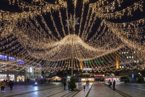 Kennedyplatz in the run-up to Christmas in Essen during the coronavirus pandemic, only a few stalls - this years mini-Christmas market, Essen, North Rhine-Westphalia, Germany, Europe