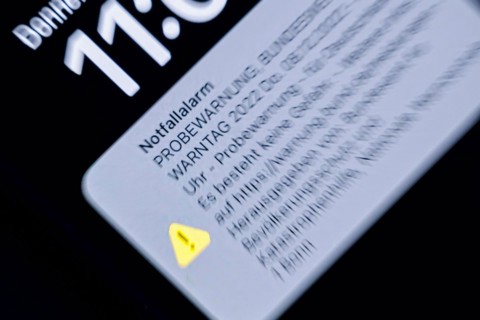 Symbol photo: A message for the Nationwide Warning Day 2022 appears on a smartphone. Emergency alert, trial warning, Nationwide Warning Day 2022 Thu. 08.12.2022, 10:59 hrs, trial warning. Berlin, 08.1...