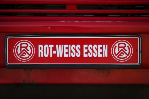 Club logo of the football club Rot-Weiss-Essen on a car sign, Essen, Ruhr area, North Rhine-Westphalia, Germany, Europe