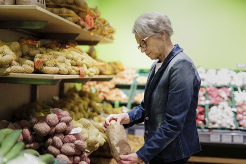 Woman buying potatoes in a supermarket in Radevormwald, 08.06.2022. Radevormwald, Germany, Europe