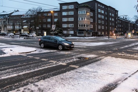 Snow in Duesseldorf, road conditions, little traffic, careful driving, winter, Duesseldorf, North Rhine-Westphalia, Germany, Europe