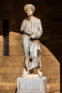 Inner courtyard surrounded by arcades with statues from Hellenistic and Roman times, Grand Masters Palace built in the 14th century by the Johnnite Order, fortress and palace for the Grand Master, UNE...
