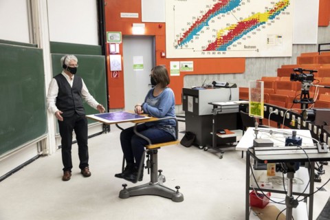 Experiment in a physics online lecture, Dortmund University of Technology, professor, lecture hall, basic studies, TU, studies, campus, Dortmund, North Rhine-Westphalia, Germany, Europe