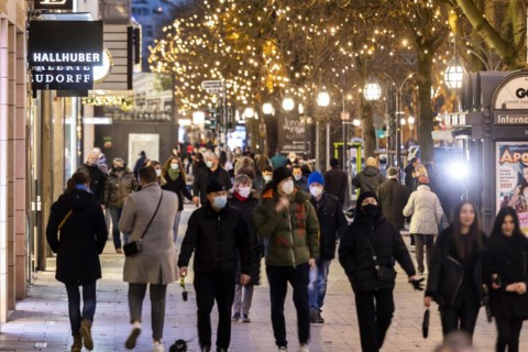 Advent weekend on the Koe, Koenigsallee, business side, luxury mile, passers-by, pedestrians, Duesseldorf, North Rhine-Westphalia, Germany, Europe