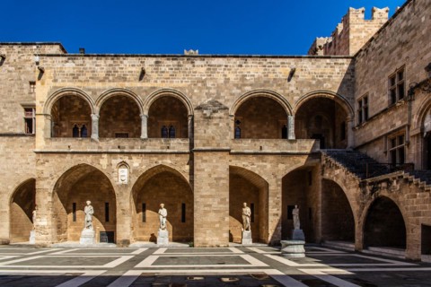 Inner courtyard surrounded by arcades with statues from Hellenistic and Roman times, Grand Masters Palace built in the 14th century by the Johnnite Order, fortress and palace for the Grand Master, UNE...