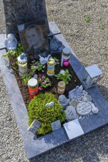 Grave decoration with putti
