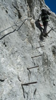 The crossing of the woman follows via ferrata on steel bars. Zugspitze massif