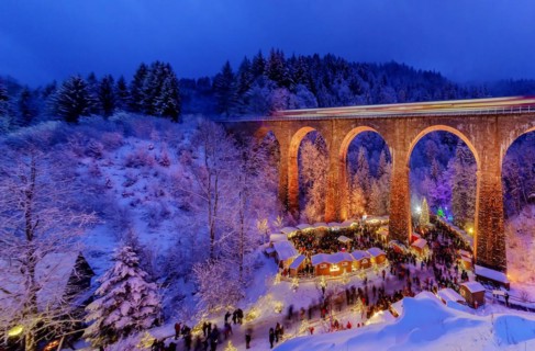 Christmas market in the Ravenna Gorge in the snowy Black Forest