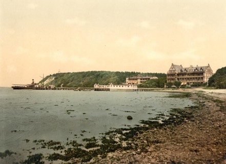 The beach and the hotel of Gluecksburg