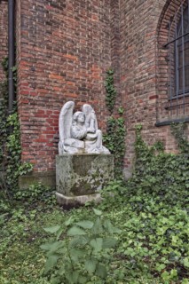 Gravestone and angel with lute