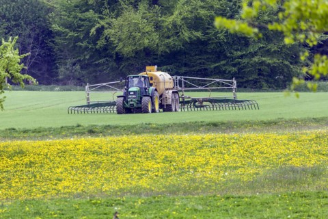 Tractor with trailing shoe linkage fertilising