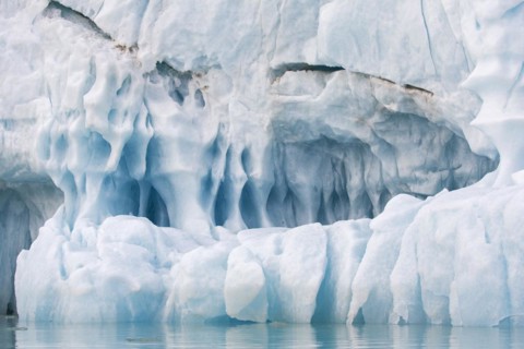 Ice structure of melting iceberg in the Arctic Ocean
