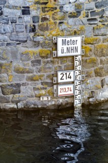 Level display of the dam height at the slide towers on the dam wall at the main basin