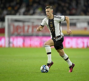 Nico Schlotterbeck GER on the ball