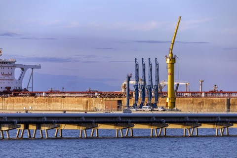 Crude oil tanker Landbridge Prosperity at the discharge bridge of the NWO in the Jade Bay