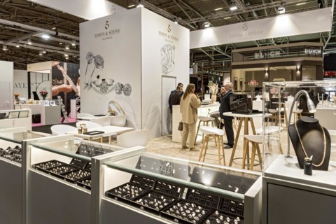 Showcases with high-quality jewellery made of gold and diamonds