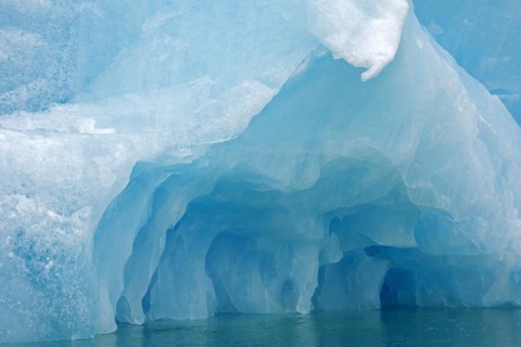 Ice structure of melting iceberg in the Arctic Ocean