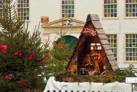 Christmas decoration in front of the moated castle of Dornum