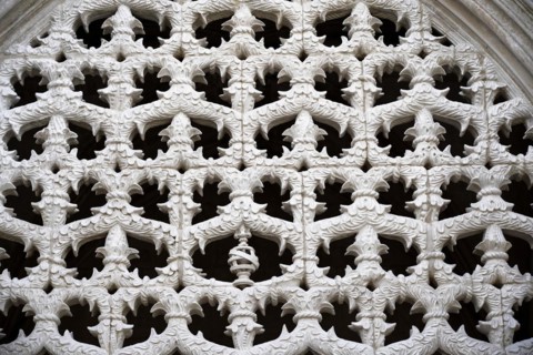 Manueline tracery in the cloister