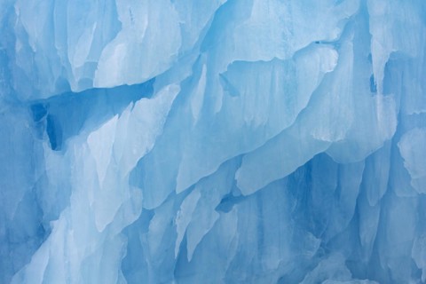 Ice structure of melting iceberg in the Arctic Ocean