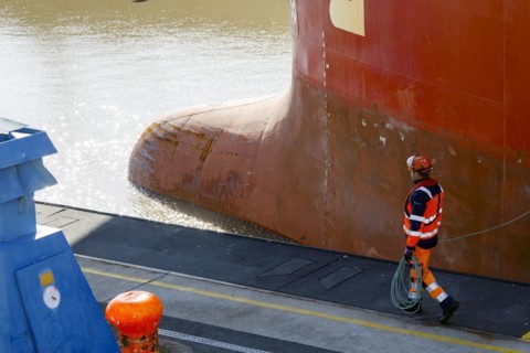 Bulk carrier Federal Shimanto during entry into the locks of the Kiel Canal