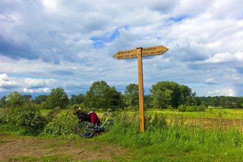 Signpost for hikers on the Wuemme
