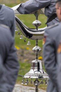 A soldier of the Gebirgsmusikkorpss from Garmisch-Partenkirchen holds the bell tree during the handover roll call of the German Field Army in Nymphenburg Palace