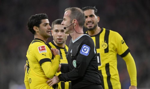 Referee Marco Fritz in discussion Discussion with Mahmoud Dahoud Borussia Dortmund BVB