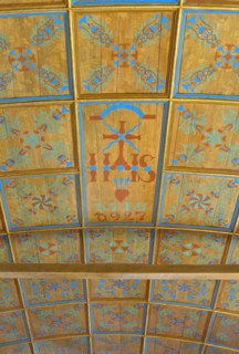 Panelled wooden ceiling with ornaments