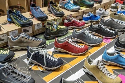 Sports shoes